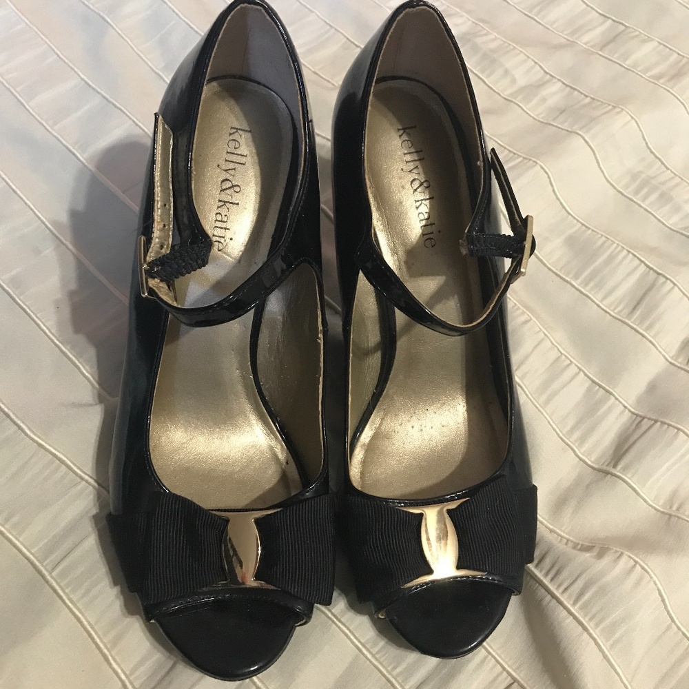 Faux patent leather heel sandals